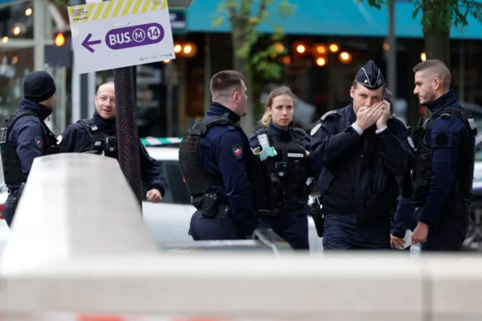 A Parigi la polizia ha sparato ad una donna che minacciava i passanti