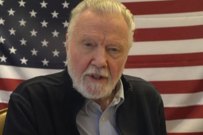 Jon Voight, padre di Angelina Jolie, critica le parole della figlia sulla guerra Israele-Hamas