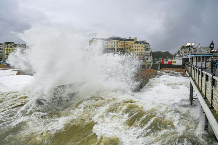 La tempesta Ciarán ha raggiunto le Isole Britanniche e la Manica