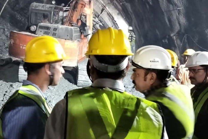 Almeno 40 operai sono intrappolati in India dopo che un tunnel in costruzione é crollato