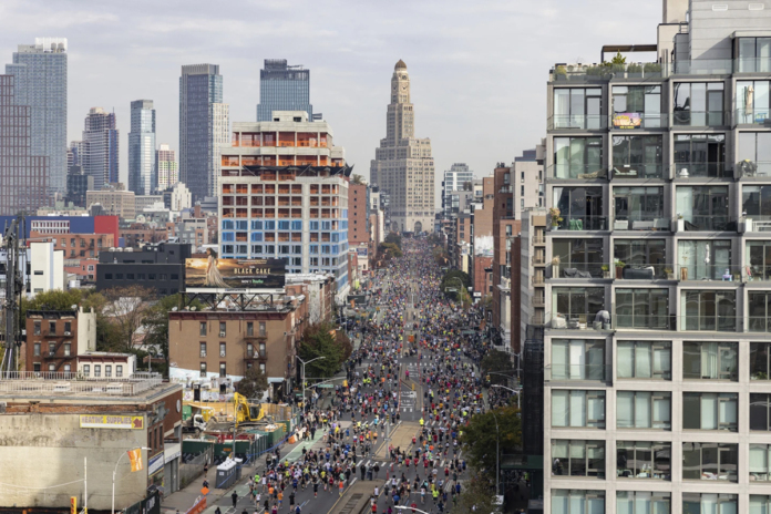 L'etiope Tamirat Tola vince e stabilisce il nuovo record per la maratona di New York