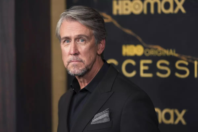 Alan Ruck, star di Succession, si schianta contro una pizzeria con il suo pickup