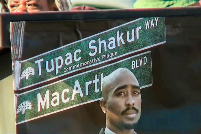 Strada intitolata a Tupac Shakur a Oakland in California