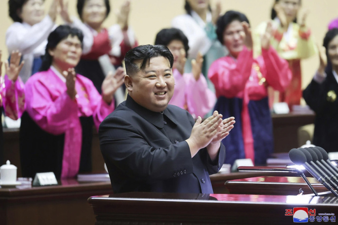 Per Kim Jong Un é un dovere delle donne avere più figli per contrastare la caduta delle nascite