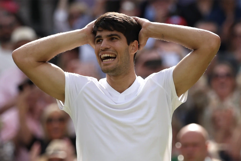 Carlos Alcaraz batte Djokovic in finale e vince Wimbledon per il secondo anno di fila