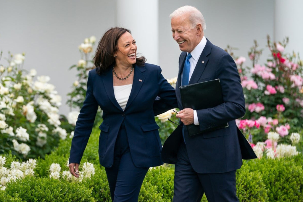 Joe Biden si ritira dalla corsa alla Casa Bianca e piovono donazioni per Kamala Harris