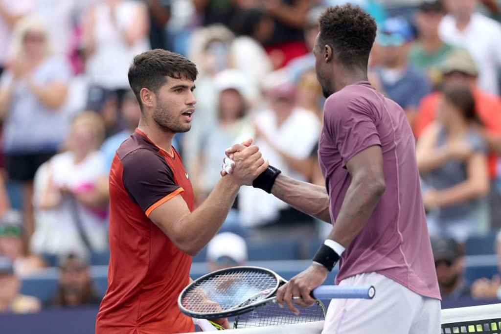 Carlos Alcaraz spacca la racchetta e perde contro Monfils