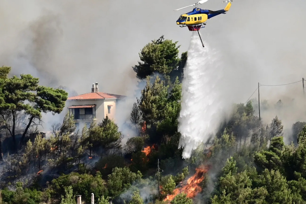 Migliaia di persone evacuate ad Atene per un vasto incendio