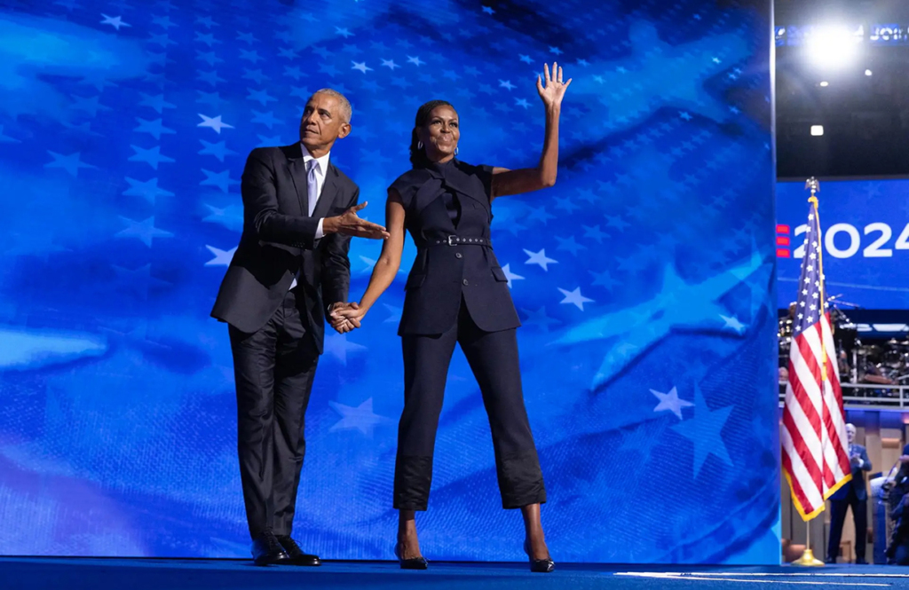 Barak e Michelle Obama appoggiano la candidatura di Kamala Harris con il motto "Yes, she can!"